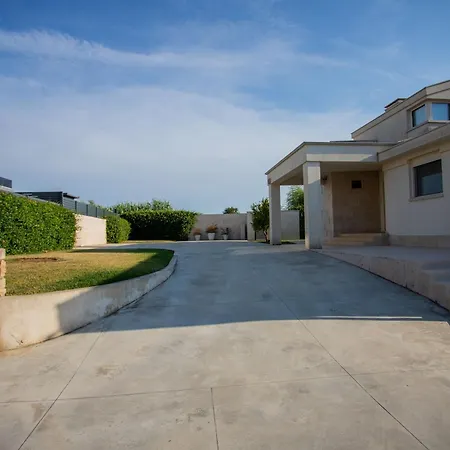 Feriehus Lara With Pool Walk To Sea Banjole